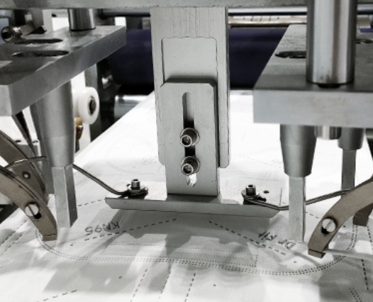 LA840 folding mask machine detail 10