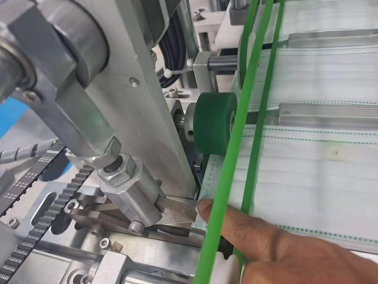 LA882 automatic inner ear loop mask machine detail 3