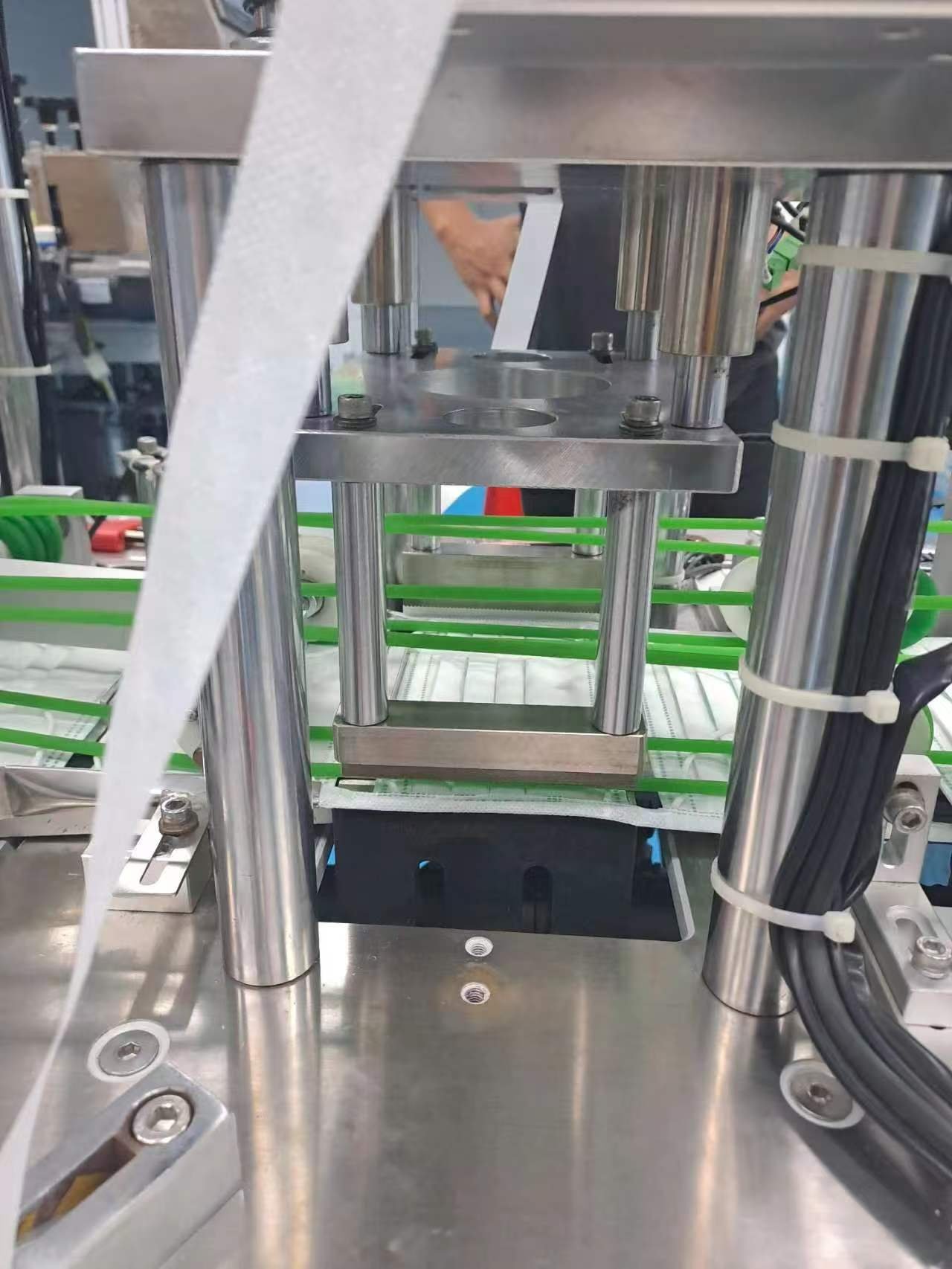 LA882 automatic inner ear loop mask machine detail 6
